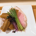 Sagamihara 欅 - 豚ロースのチャーシューはこの段階では岩中豚。後で神威豚に切り替わったはず。他メンマ、芽葱、赤キャベツのスプラウト。