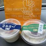 藤屋 - 購入した 特製豆乳杏仁、季節のお豆腐レアチーズケーキぶどう味