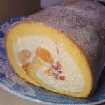 山岡カントリークラブ - 土産で買った杏仁ロールケーキ(税込1,080円)