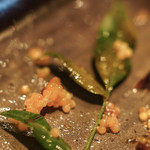 よねしろ茶屋 - "鰰（はたはた）鹽麹漬（しほかうじづけ）"、南天（なんてん）の葉（は）に鮞（いをのこ）　※"御目汚し"御免