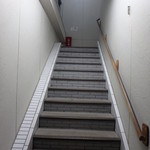 焼鳥 こばし - ２階への階段