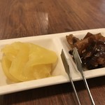 洋食ますだ - こちらも絶対味わってください、自家製生姜の佃煮と、たくあんです！（２０１９．９．２３）