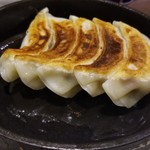 橙 - 鉄鍋餃子(400円)