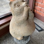 レストラン 牛石 - お出迎えの祈るタヌキ
