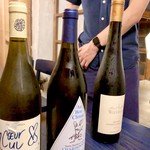 KUFUKU± - sommelierが二階の蔵ワインセラーから三本チョイス