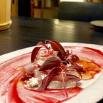 KUFUKU± - カンパチのカルパッチョにはビーツのソース。カッティーズチーズと三種のベリーが爽やか