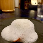 KUFUKU± - 鰯とキタアカリオーブン焼きには、truffeとホエイの泡がかかっています