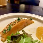 KUFUKU± - 自家製オーロラサーモンの燻製のミキュイ。
      45度で低温調理と冷燻をしてあります。
      マーマレードソースが絶妙にマッチ❗️