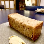 KUFUKU± - Bieber bread特製天然酵母パンを蒸してから、へしこバターを合わせています。発酵に発酵を合わせるところは流石❣️左手で舐めながら、ワインが進みます❗️