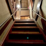 KUFUKU± - 直階段で二階に上がります