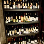 KUFUKU± - 自然派ワインがギッシリ一棚に100本以上陳列されています