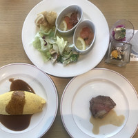 オールデイダイニング ハーモニー - ランチビュッフェ３５００円（総額）。前菜各種、イカと春雨の炒め物など。小分けされた前菜ですが、見た目ほどの美味しさは。。。ローストビーフは、第一弾は、外れでした。。。オムレツは最高です（╹◡╹）