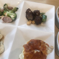 オールデイダイニング ハーモニー - ランチビュッフェ３５００円（総額）。ウインナーとブロッコリーのサラダ、ポテトグラタンなど。アンチョビとマッシュしたポテトがマッチしたグラタンは、私のビュッフェ史上最高のポテトグラタンです（╹◡╹）