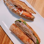 ル・プチメック 日比谷店 - スモークサーモンとクリームチーズ(上)、ローストビーフ ブルーベリーとバルサミコ酢のソース(下)  各420円