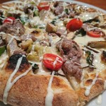 サンフェリーチェ - 季節野菜とラム肉のピザ。マヨネーズベース