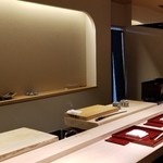 Sushi Ryouri Ichi Taka - 店舗内装
      こちらもシンプルでスッキリとした空間ですが、格調高さも感じます。
      店舗内装はカウンター8席、個室7席もあるそうです。