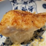 鮨料理 一高 - (19)炭火焼き赤鯥(長崎県対馬列島産)のマイクロ丼
            産卵期は初夏～初秋、旬は晩秋～晩冬。
            皮下の脂が活性化させ、脂と共に旨みが溢れ出します。
            焼き加減はもう少し火入れする方が好き