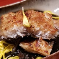 鮨料理 一高 - (08)鰻(鹿児島県産、養殖)の蒲焼き、海苔(佐賀県産)、赤芽芋
                    産卵期は初夏～晩秋、旬は初秋～晩秋、養殖なので全て雄
                    バリッとした焼き上げ、蒸し→焼きよりも地焼きが好きなので、好みに合います♪