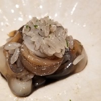 鮨料理 一高 - (15)障泥烏賊(鹿児島県佐多岬産)の新子沖漬け&烏賊墨シャリ飯
                    プロの仕込みの障泥烏賊の新子は凄い！
                    サイズが揃わない新子は選別からなので大変なのです
                    このレベルのネタが頂けるなら再訪確定！