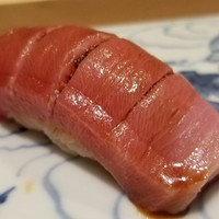 鮨料理 一高 - (11)本鮪中トロ(青森県大間産)
                    更に大トロ寄りの中トロ
                    脂の旨みとコクは更に濃厚に。
                    シャリとの合わせもバッチリ♪ヽ(´▽｀)/