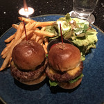 Mixx Bar & Lounge - チーズバーガー