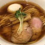 らぁ麺やまぐち - 琥珀色で鶏の旨味たっぷりの鶏スープは他では味わえない！！