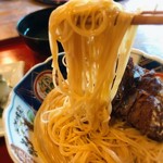 翼果楼 - ほんのり温かい麺は味付けはほどよく濃いめ、臭みが残らないようにうまく調理されています。