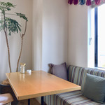 &ima - 窓側はソファベンチ