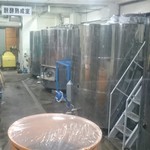 ヒトミワイナリー - 醸造工場（ガラス越し）