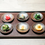 USHIGORO S. - フルーツトマトのクラリフェ添え  小茄子の揚げ浸し、土佐鬼おろし添え 春菊のナムル  モロヘイヤの梅和え  加賀太キュウリの翡翠煮  ズッキーニの揚げ浸し、ゆずおろし添え