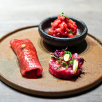 USHIGORO S. - ハーブユッケ、木の芽 紫芽 花穂 菊花 アマランサス 花椒菜  ザブトンの炙り握り  奈良漬けと実山椒のタルタル