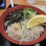 麺小町 - しらす丼はミニでしたがラーメンと一緒だったんでお腹一杯になりましたよ。