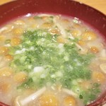 女とみそ汁 - 味噌汁(なめこ)