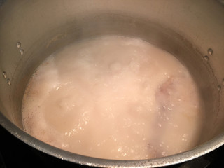 豚のまんま - 店内の寸胴で毎日仕込む自家製豚骨スープ