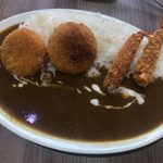 アジアご飯とお酒のお店 Shapla 神田店 - 「カニクリームコロッケとエビフライのカレー」700円