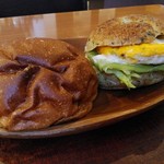 琥八 - 「ほうれん草ベーグルの玉子焼きサンド」＆「ぶどうパン」