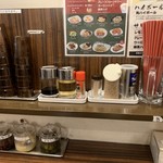 築地家 - 調味料の種類が豊富です。