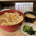 鳥焼 辰の字 - 親子丼 味噌汁 お新香付 850円 税込