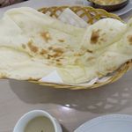 インド・ネパールレストラン マナカマナ - ナンが大きい