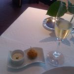 シャンパンとそれ用のアミューズはひとくちコロッケ、熱くておいしい