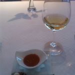 白ワインとアミューズのイチゴとトマトのガスパチョ