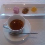 サンス・エ・サヴール - 最後はエスプレッソとお茶菓子で締め