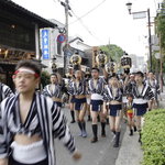 天井桟敷 - 夏には山笠のお汐井とりの男衆が店の前を駆け抜けます