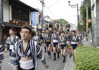 天井桟敷 - 夏には山笠のお汐井とりの男衆が店の前を駆け抜けます