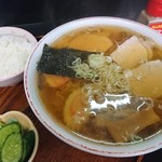 関食堂 - 料理写真:中華そば中盛り450円と半ライス(お新香付き)50円(*’ω’ﾉﾉﾞ☆ﾊﾟﾁﾊﾟﾁ