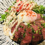 善座 - 温玉とサラダたっぷり ローストビーフ丼