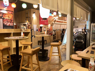 牛寿司の牛味蔵 - 店内から見るアソビル内のレストラン街はこんな感じ
