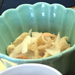 海鮮居酒屋 隠岐 - 海鮮丼の小鉢は玉ねぎと鶏皮の酢の物