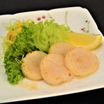 Grilled scallops with butter and salt