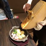 花畑牧場 RACLETTE ～ラクレットチーズ専門店～ - 目の前でラクレットチーズをかけてくれます